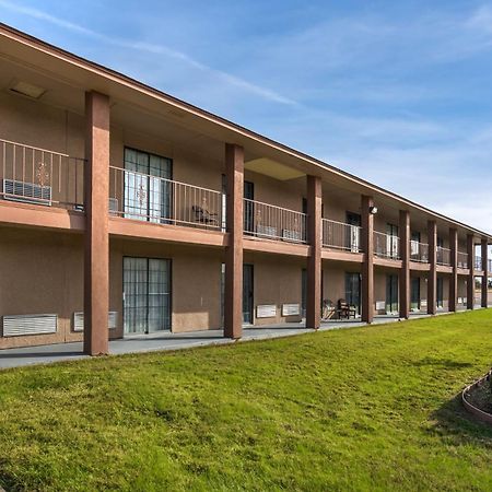 Red Roof Inn & Suites Sulphur Springs Exterior photo