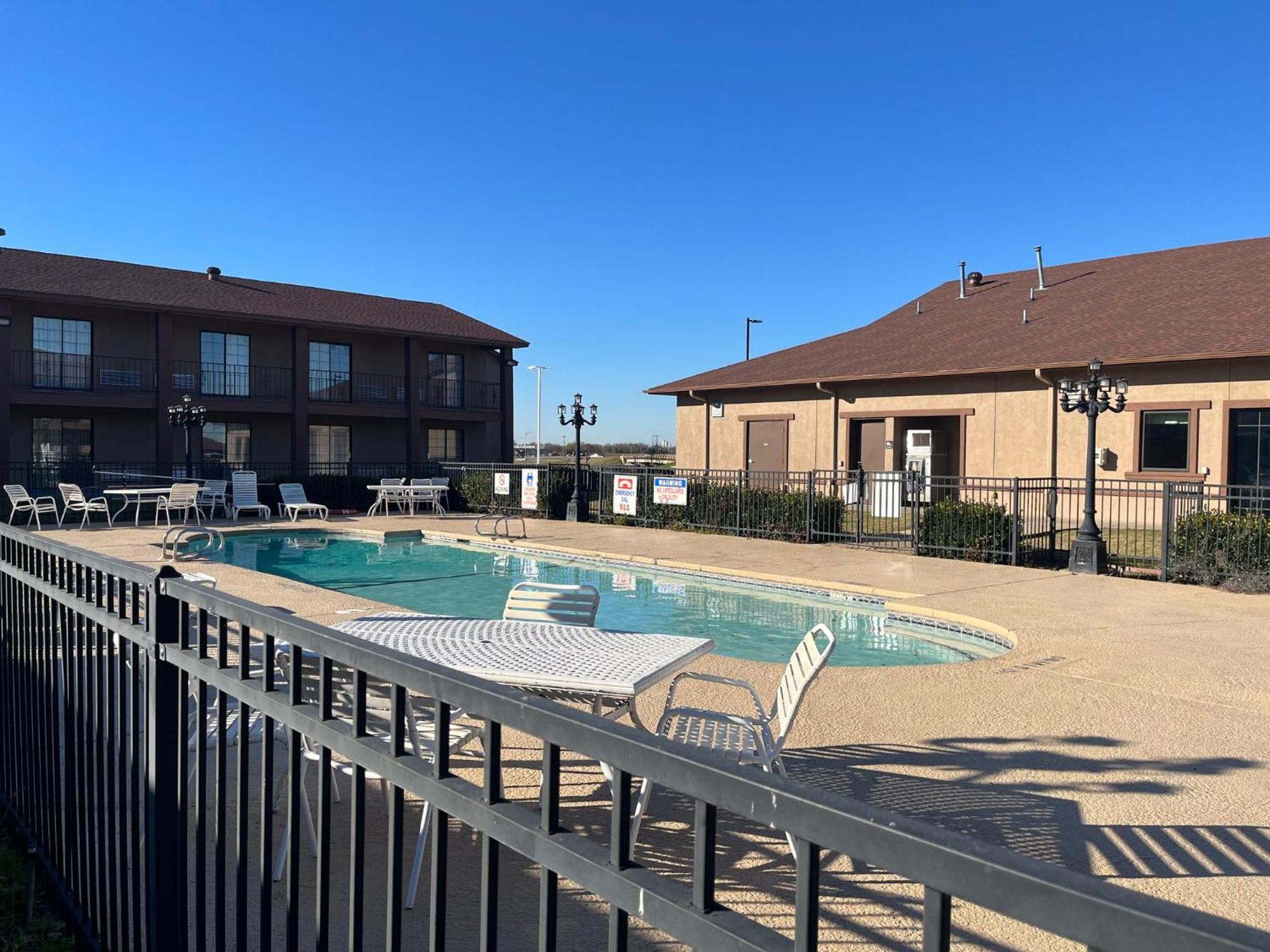 Red Roof Inn & Suites Sulphur Springs Exterior photo