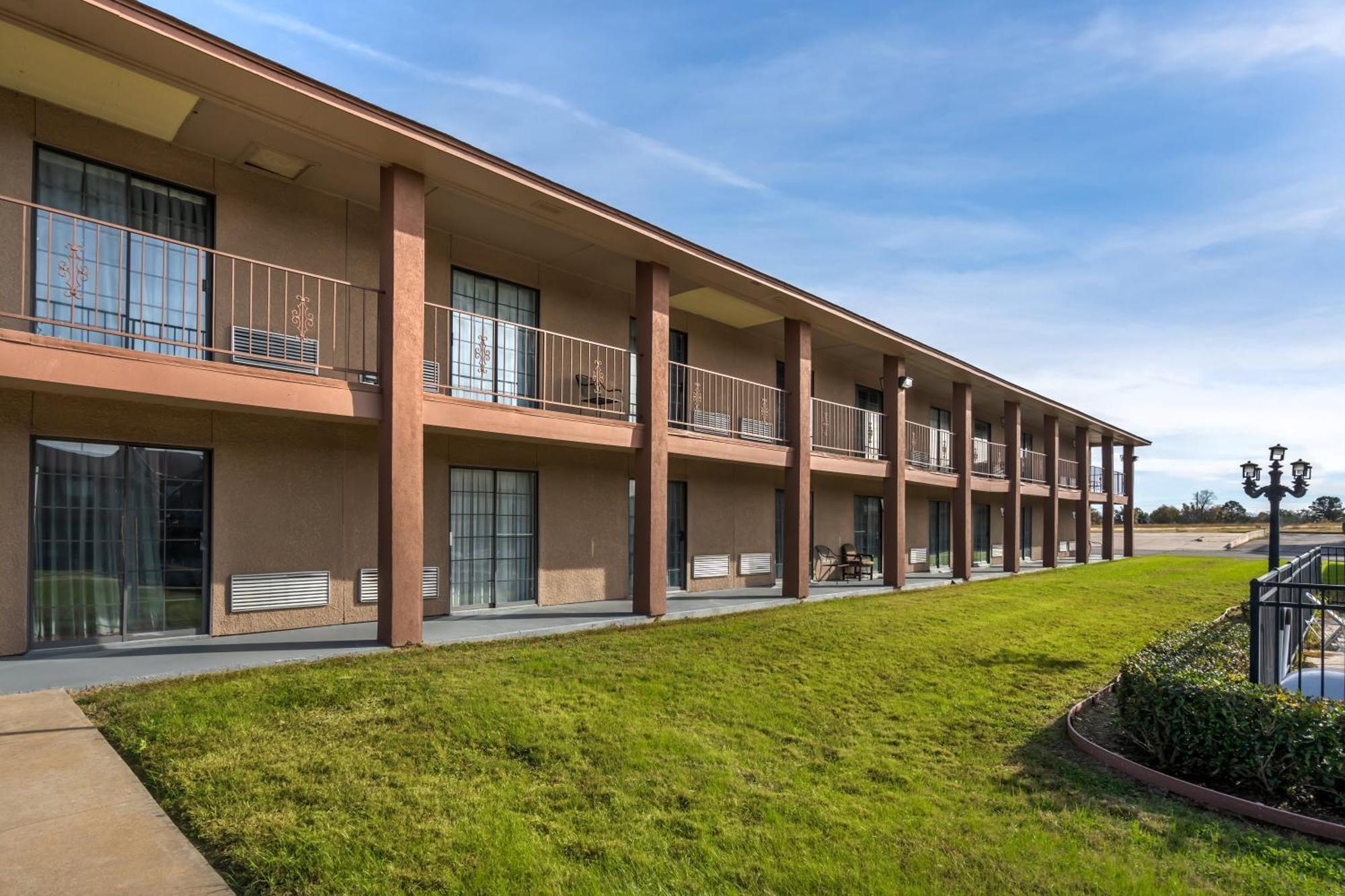 Red Roof Inn & Suites Sulphur Springs Exterior photo