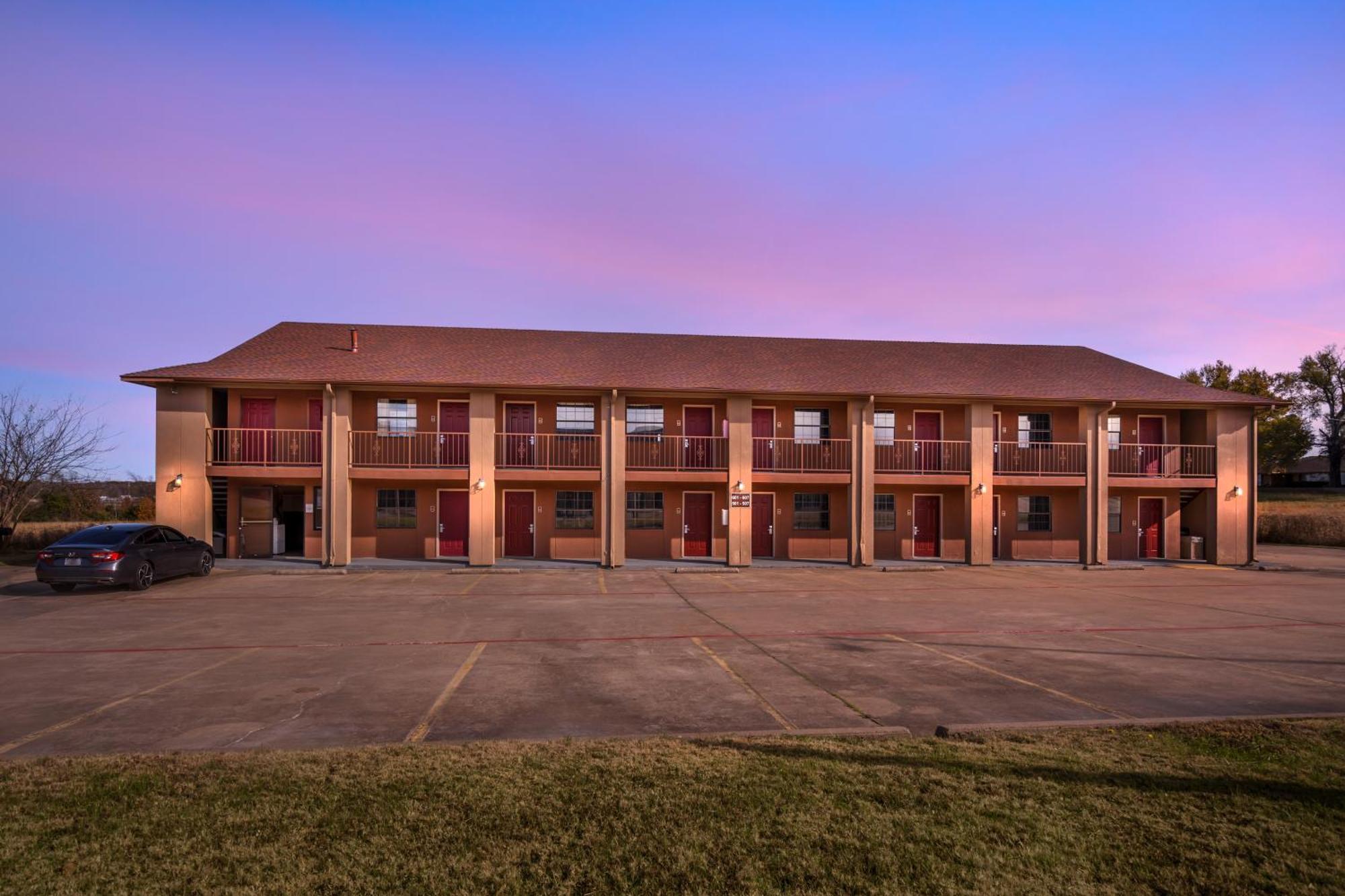 Red Roof Inn & Suites Sulphur Springs Exterior photo