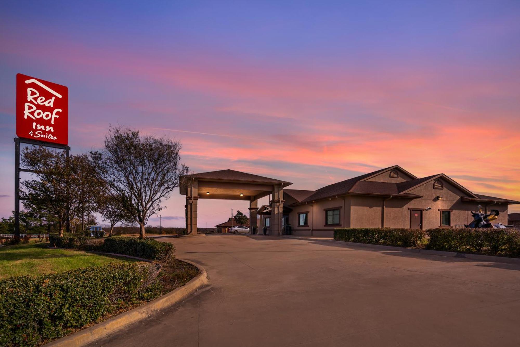 Red Roof Inn & Suites Sulphur Springs Exterior photo