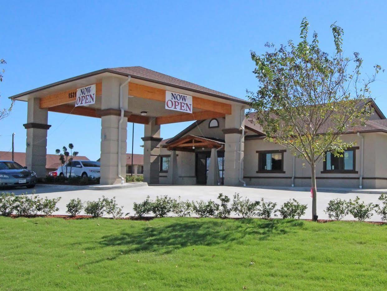 Red Roof Inn & Suites Sulphur Springs Exterior photo